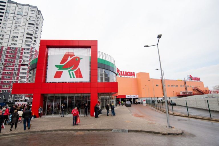 Auchan shopping centre – left bank